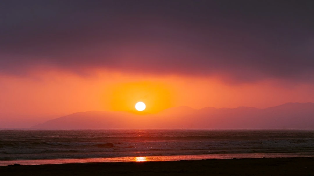 Bãi biển California lúc hoàng hôn với thời tiết dễ chịu.