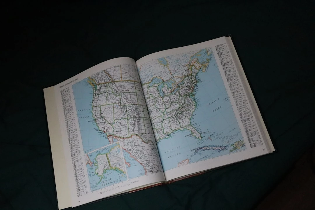 Bàn học với tài liệu du học và bản đồ Mỹ