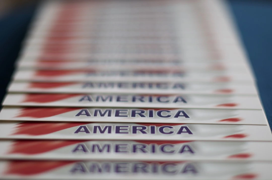 Bàn làm việc với các tài liệu hồ sơ du học Mỹ