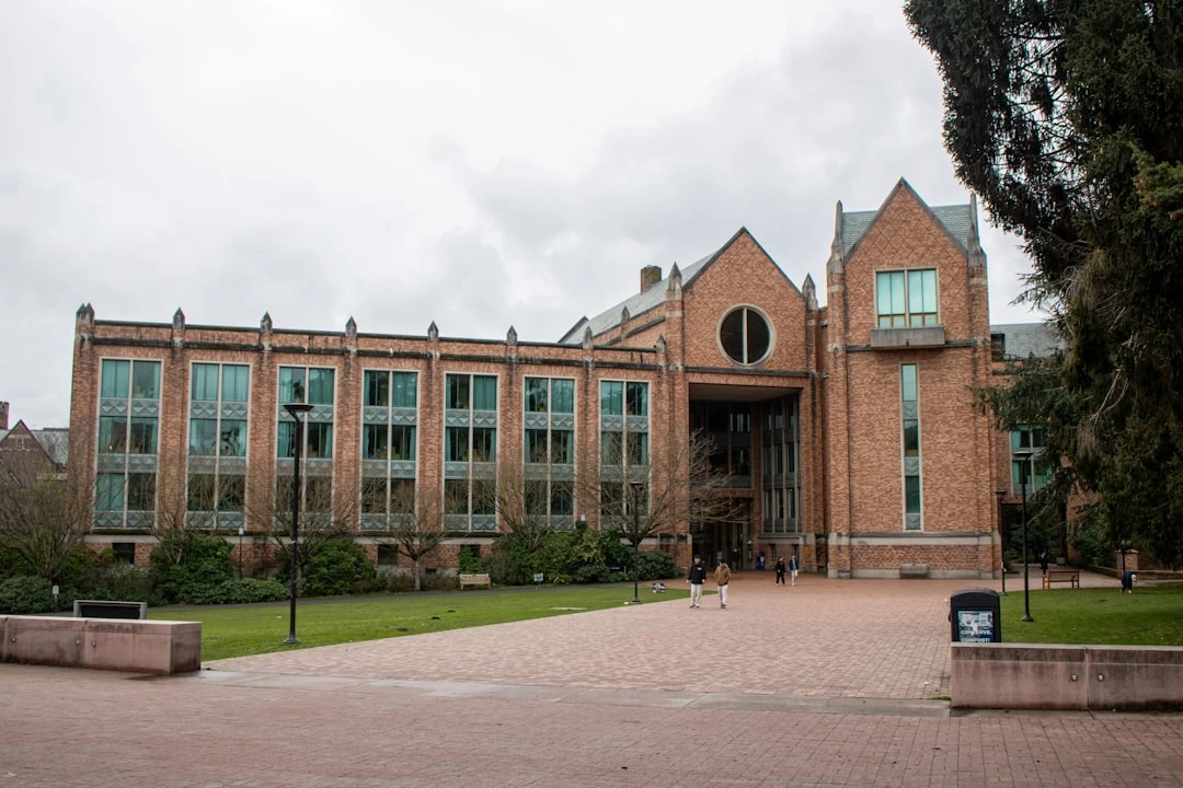 Hình ảnh cờ quốc tế tượng trưng cho hợp tác giáo dục toàn cầu