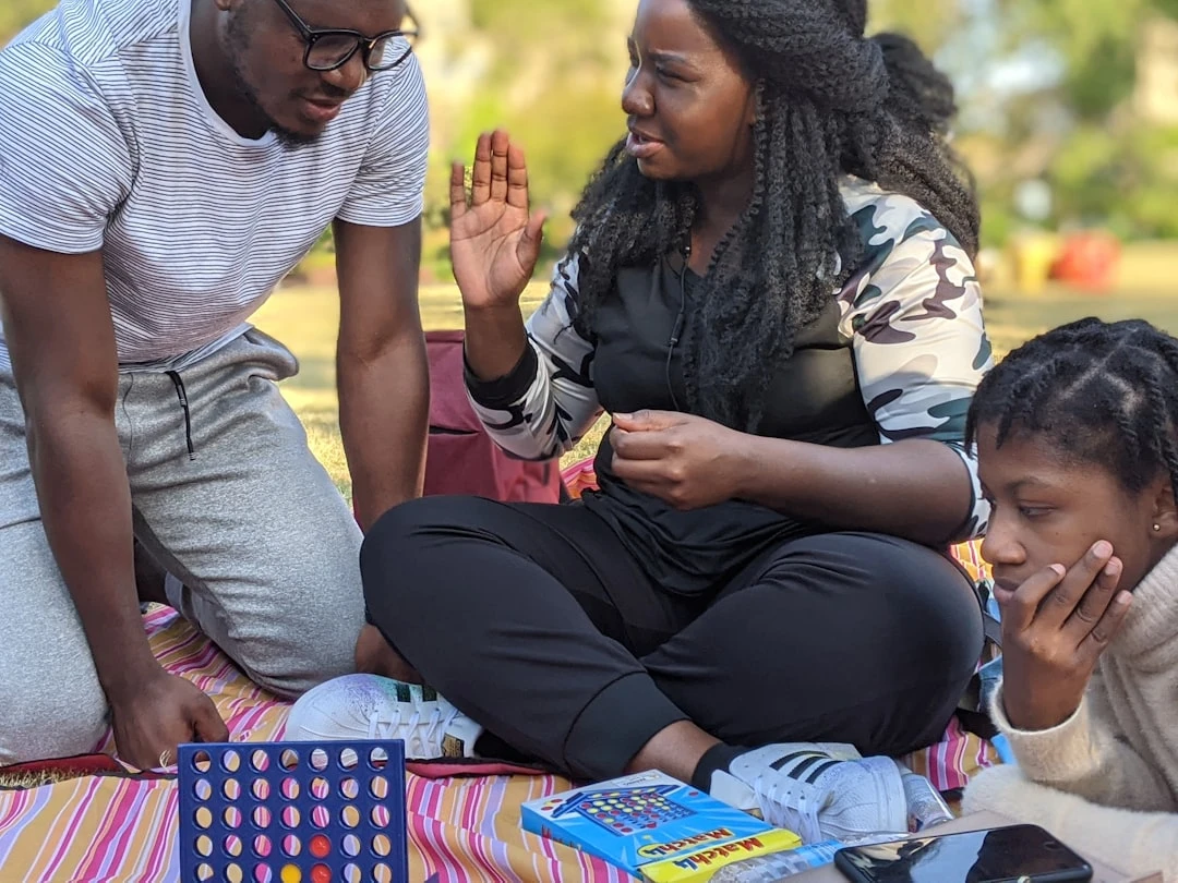 Hình ảnh gia đình lập kế hoạch tài chính du học