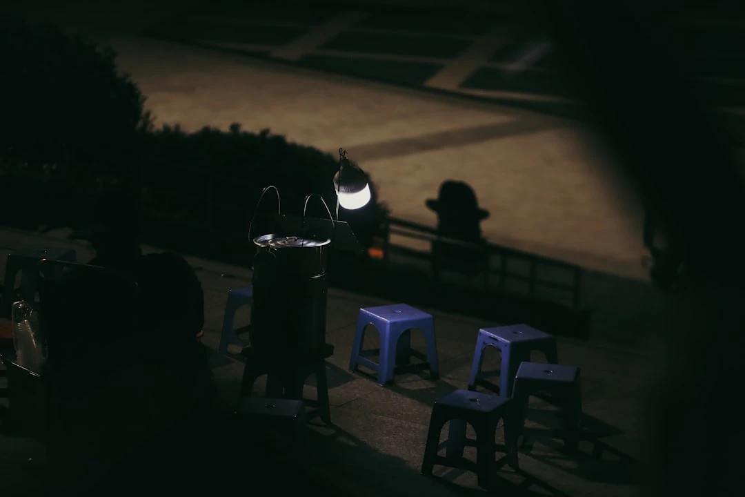 Hình ảnh sinh viên điền đơn đăng ký đại học