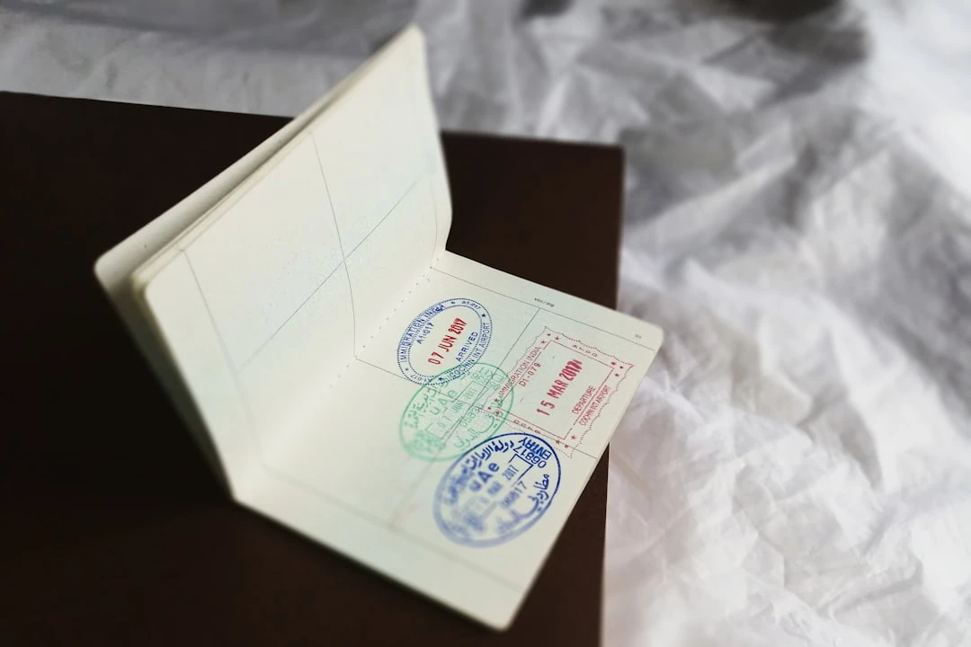 Hình ảnh sinh viên Việt Nam điền đơn xin visa du học Mỹ