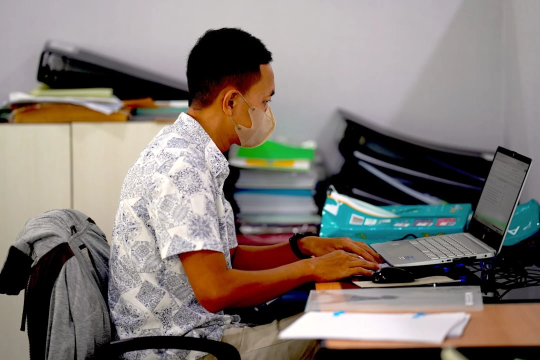 Hồ sơ du học Mỹ bao gồm văn bằng, chứng chỉ TOEFL, thư giới thiệu được sắp xếp gọn gàng