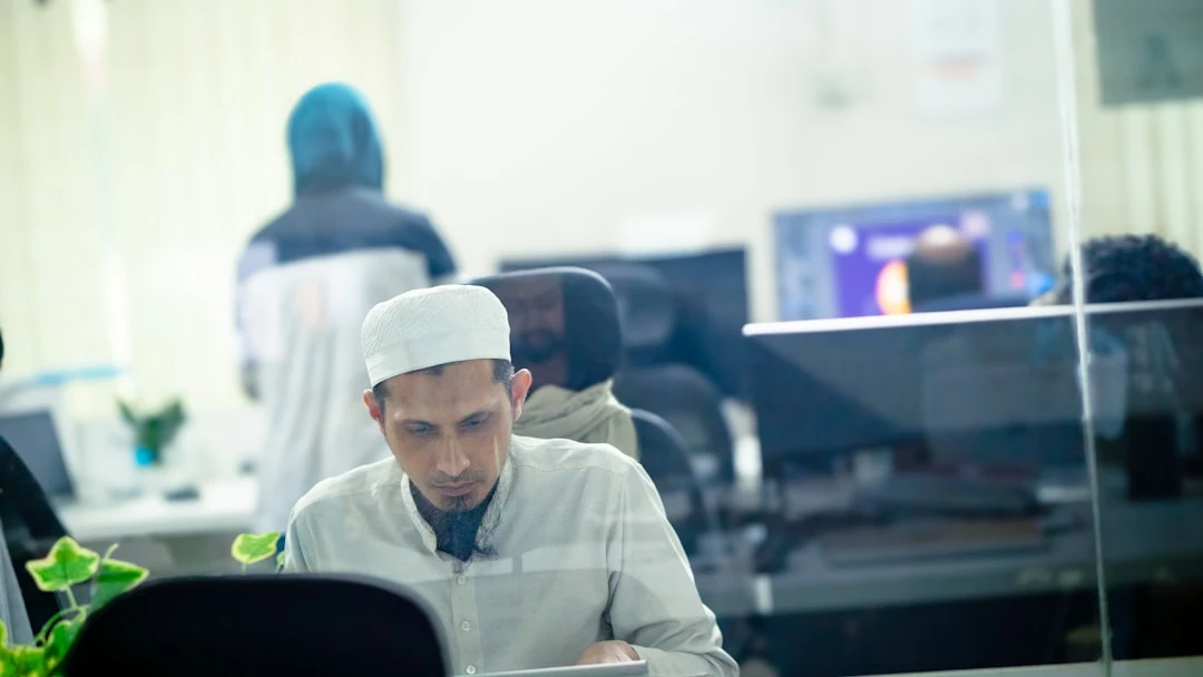 Học sinh Việt Nam chuẩn bị tài chính du học Mỹ với máy tính, tài liệu ngân sách