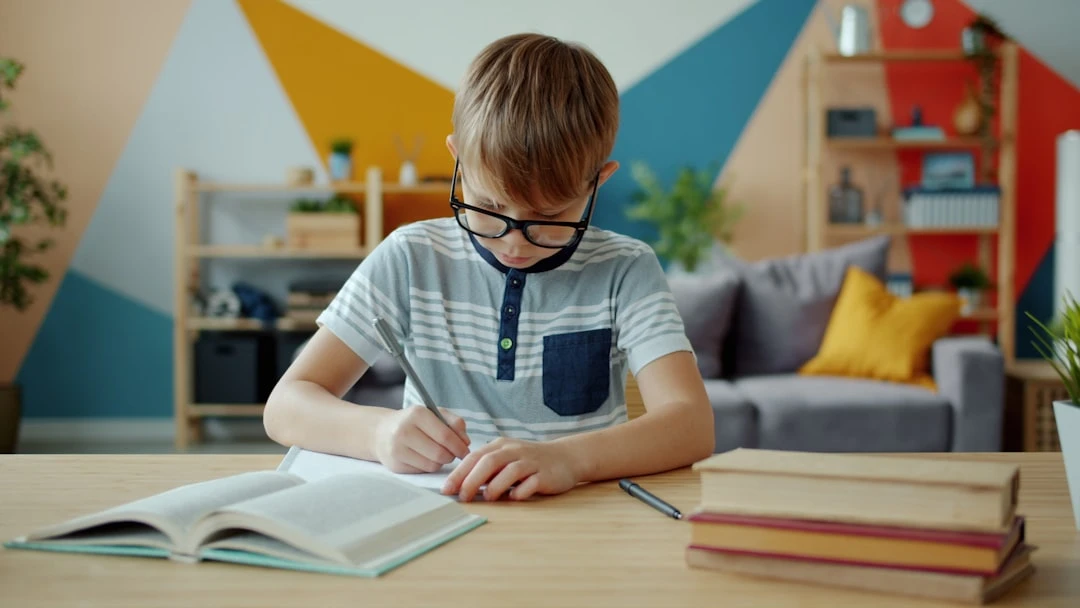 Học sinh Việt Nam chuẩn bị tài liệu TOEFL và hồ sơ du học Mỹ 2 năm