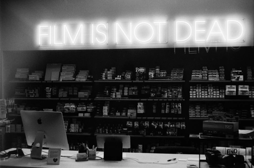 Kế hoạch du lịch Mỹ với bản đồ và sổ ghi chép.