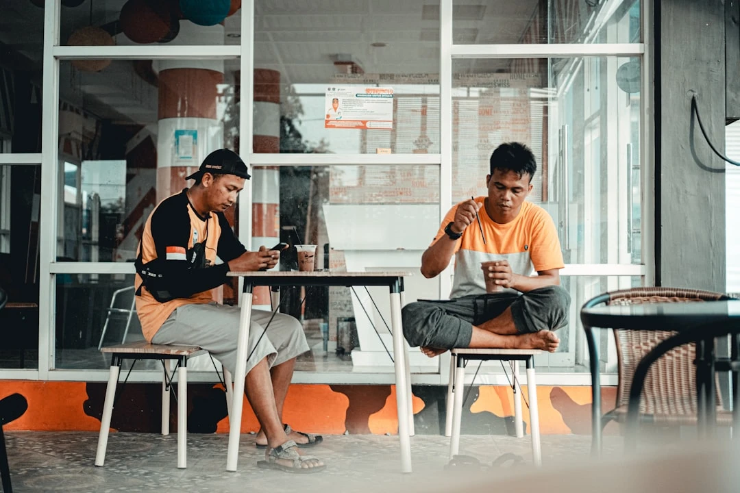 Sinh viên và cố vấn thảo luận về học bổng