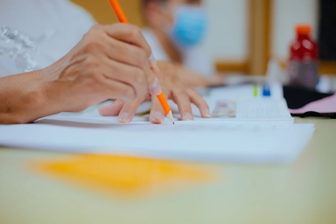 Sinh viên Việt Nam ôn tập cho kỳ thi SAT và TOEFL với sách luyện thi