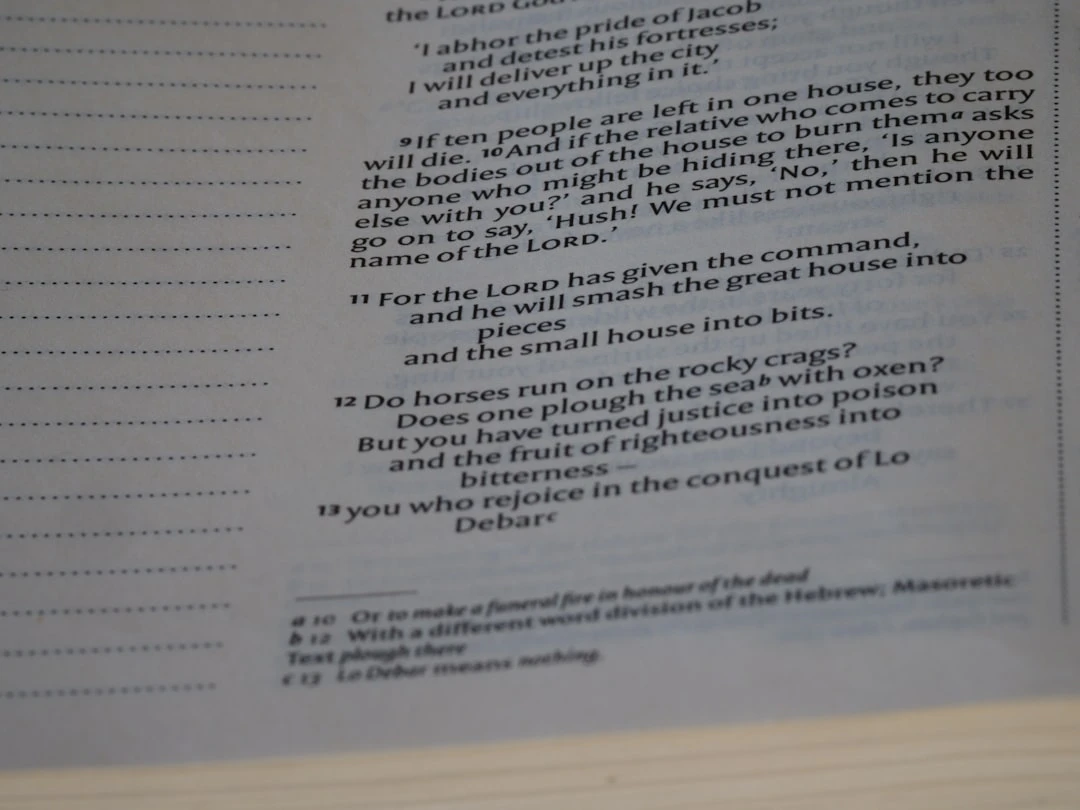 Tài liệu và danh sách kiểm tra trên bàn liên quan đến yêu cầu học bổng